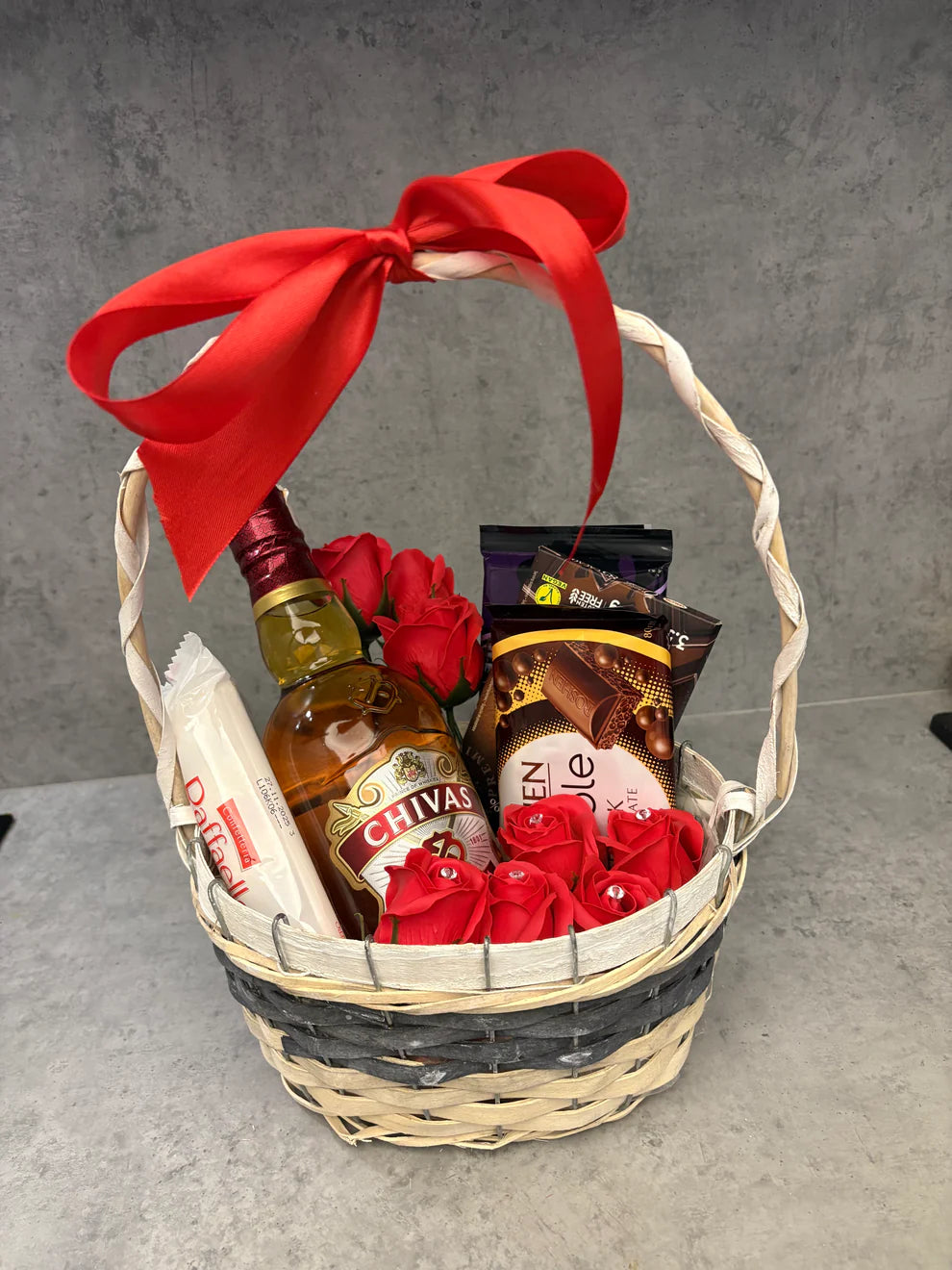 Coșul Cadou „Chivas & Roses” – Eleganță, gust și rafinament într-un singur dar