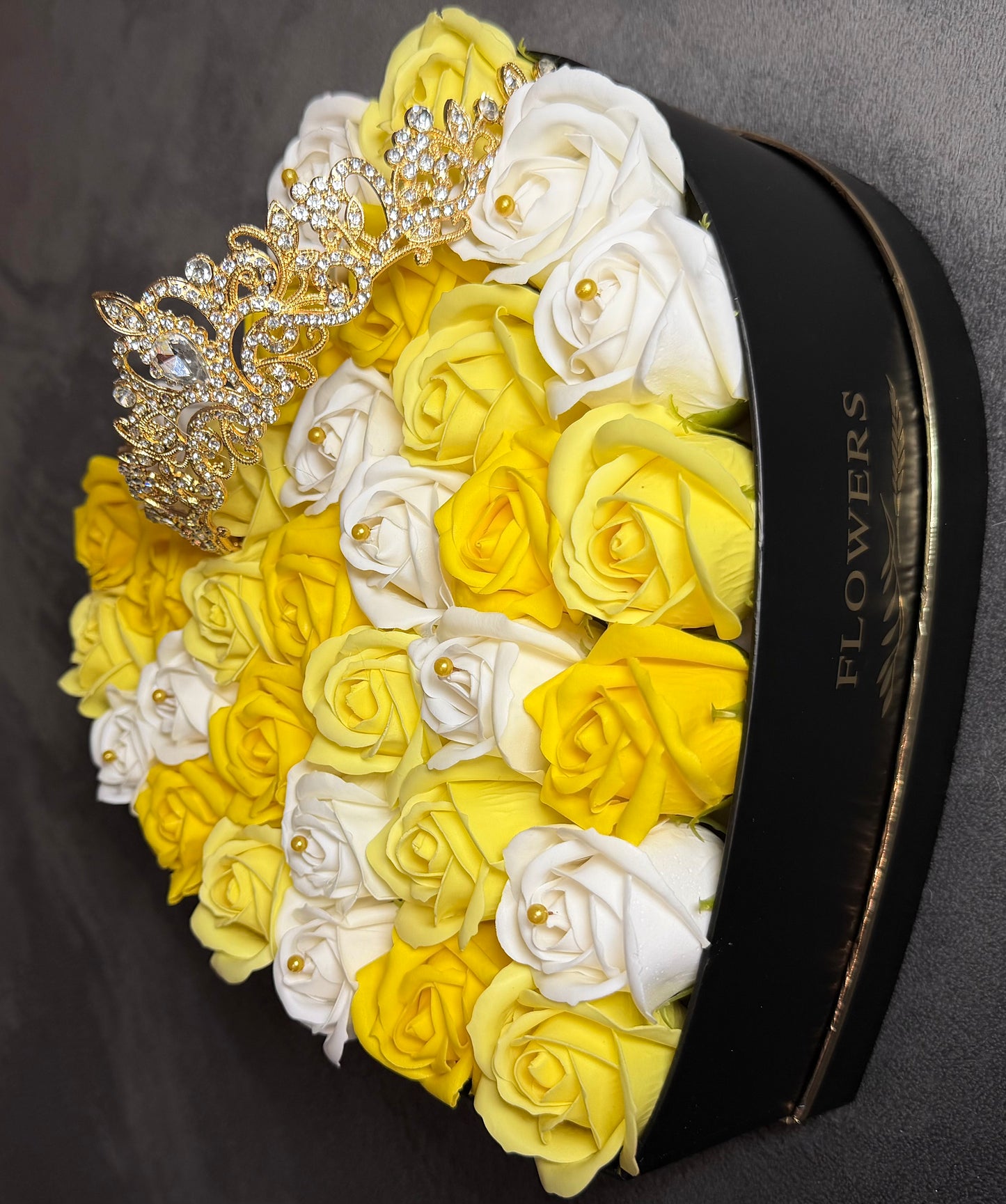 Inimă Imperială cu Trandafiri Galbeni & Albi - Cutie mică