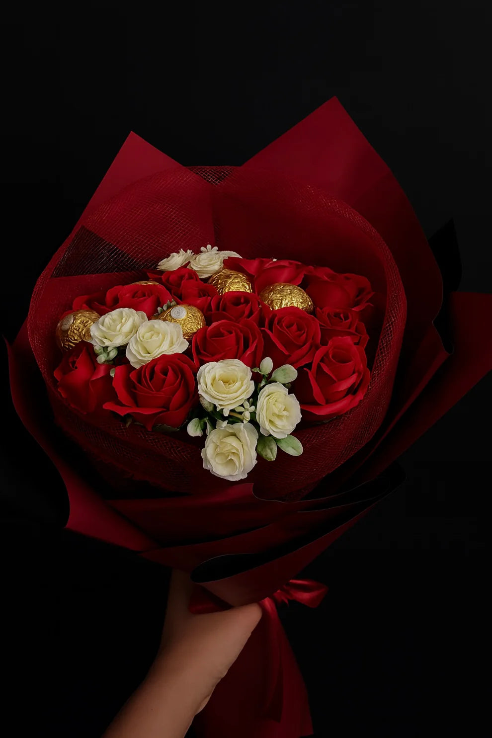 Buchetul „Roses & Gold” – Eleganță și Răsfăț într-un Singur Cadou