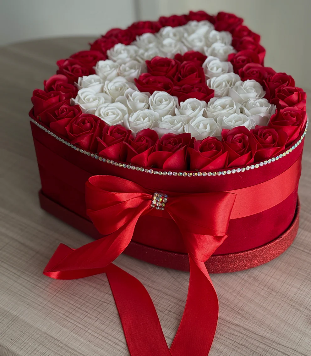 Cutie Inimă cu Trandafiri Roșii- Albi