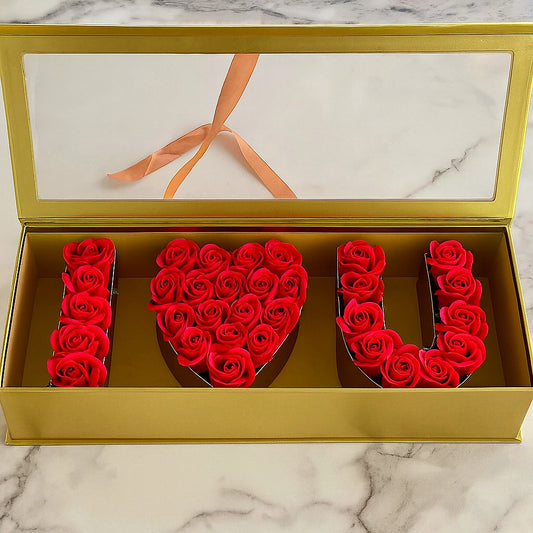 Cutie Gold „I ❤️ U” cu Trandafiri Roșii – Simbolul Etern al Iubirii