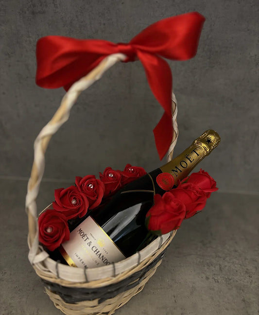Coșul Cadou „Moët & Roses” – Lux, Rafinament și Emoție într-un singur dar