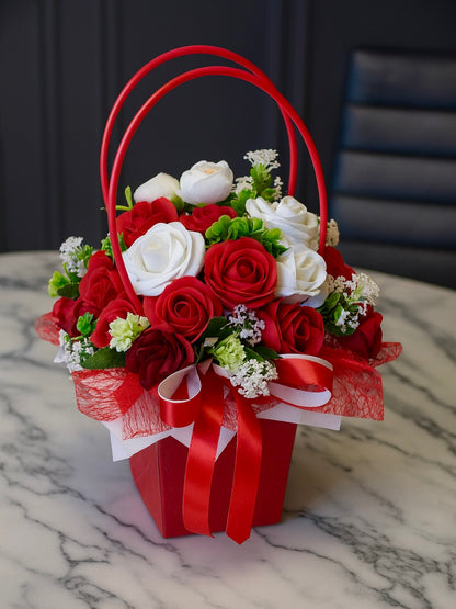 🌹 Aranjament Floral „Eleganță Eternă” – Trandafiri Roșii și Albi în Cutie Decorativă
