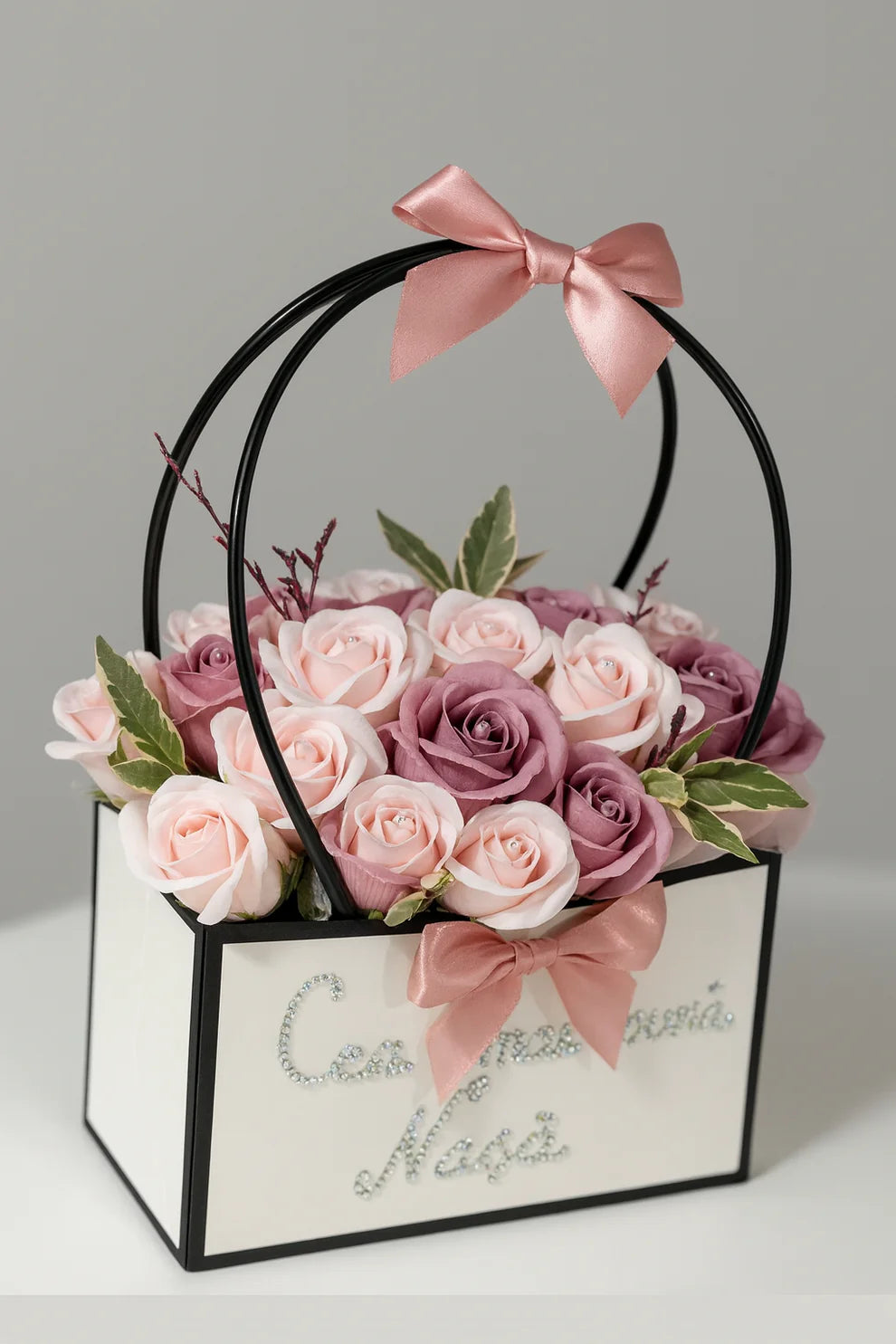 Cutia „Eleganță în Roz” – Cadoul care vorbește prin frumusețe și rafinament