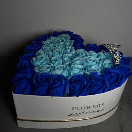 Inimă Regală Albastră – Aranjament Floral Premium
