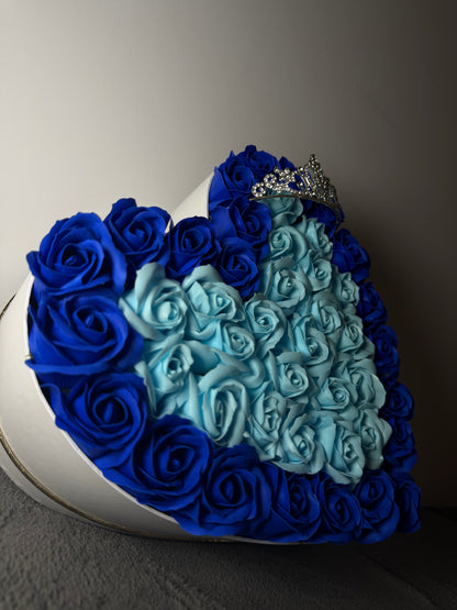 Inimă Regală Albastră – Aranjament Floral Premium