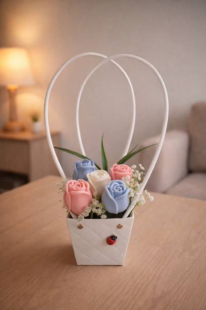 Aranjament decorativ de primăvară cu 5 trandafiri din ceară