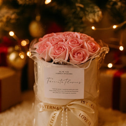 Buchet Cadou „Eternal Roses” – Aranjament Elegant cu Trandafiri de Săpun Pastel