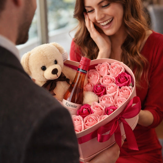 Cutie Romantică „Pink Love Deluxe” – Trandafiri, Ursuleț & Rosé