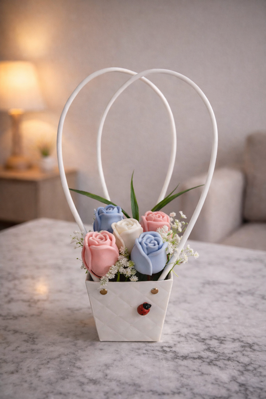 Aranjament decorativ de primăvară cu 5 trandafiri din ceară