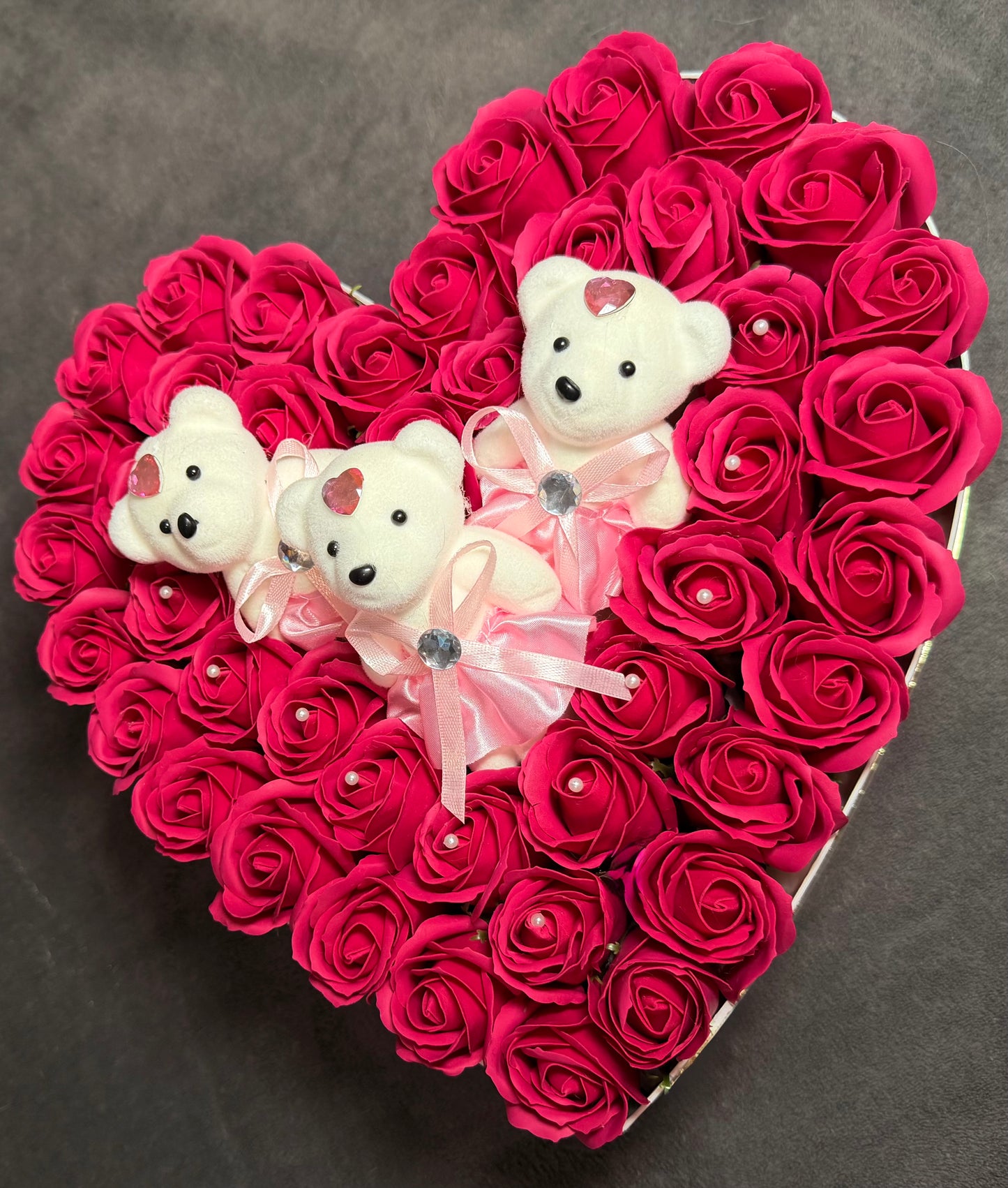 Inimă Regală cu Trandafiri Roz & Ursuleți de Catifea- Cutie mare