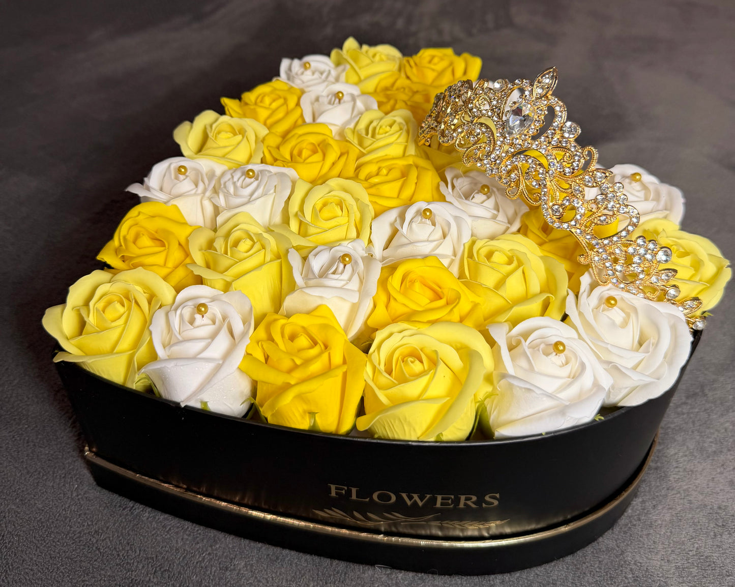 Inimă Imperială cu Trandafiri Galbeni & Albi - Cutie mică