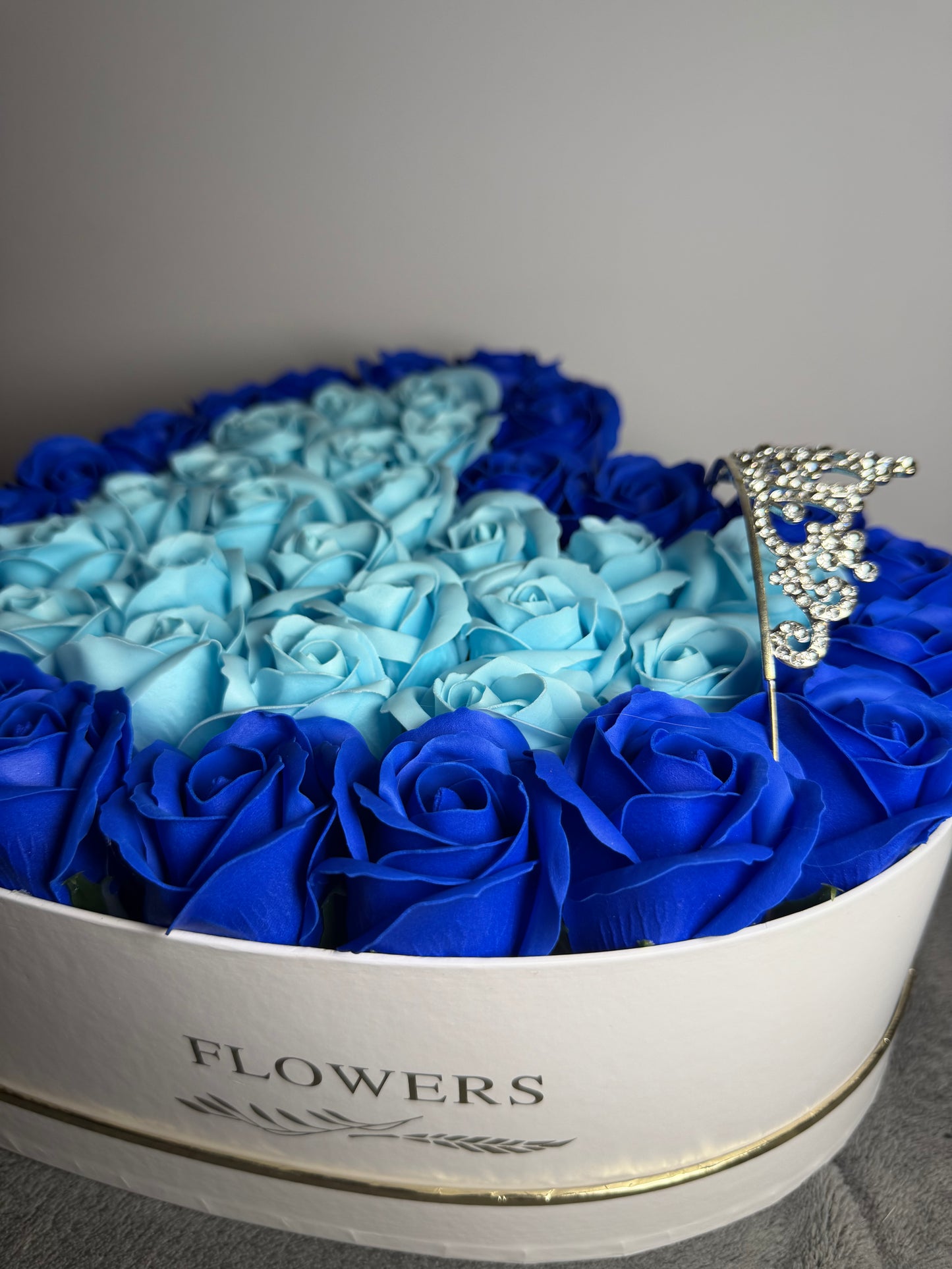 Inimă Regală Albastră – Aranjament Floral Premium