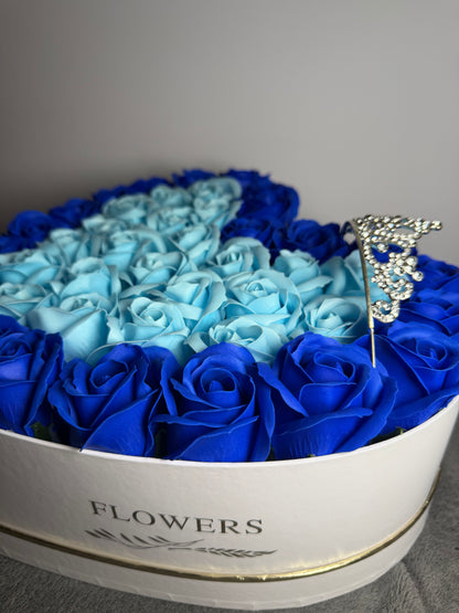 Inimă Regală Albastră – Aranjament Floral Premium