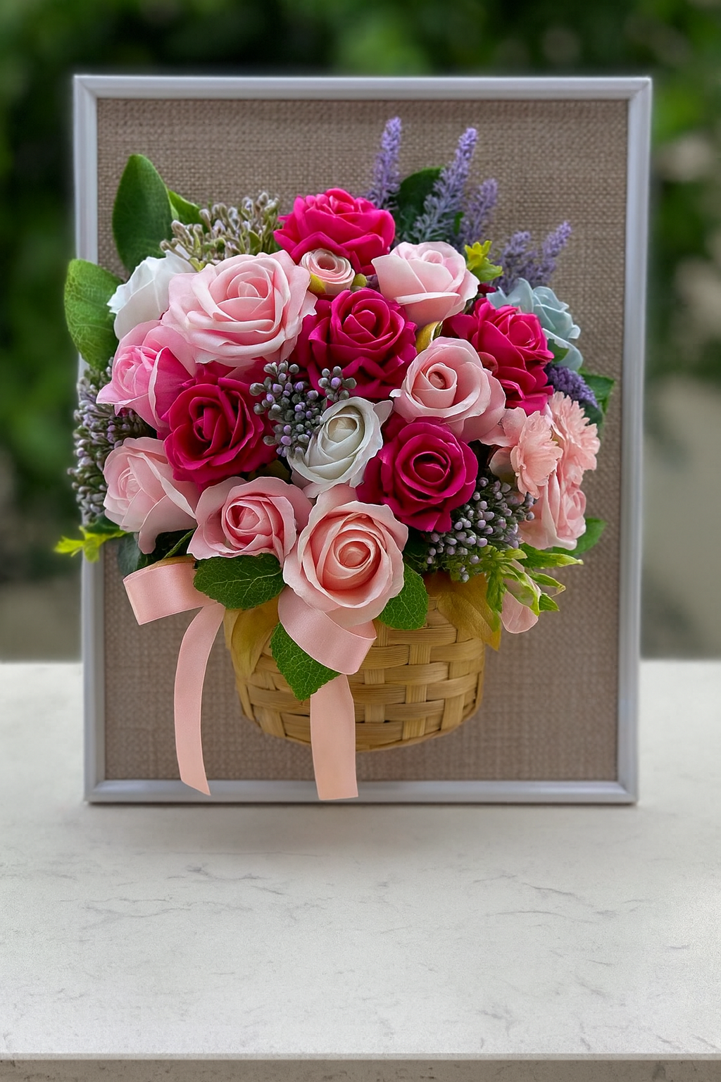 Rama „Îmbrățișarea Florilor” – Aranjament Floral cu Trandafiri în Coș de Ratan