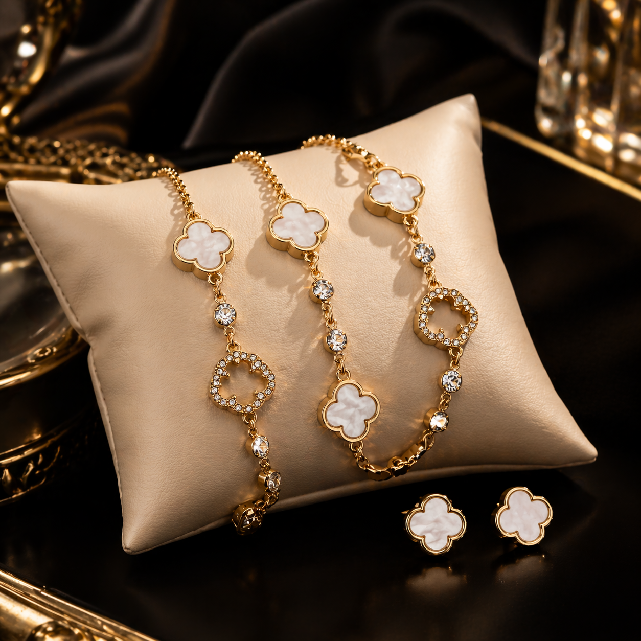 Set Bijuterii Luxury „Élise Clover” – Eleganță Aurie cu Accente Sidefate