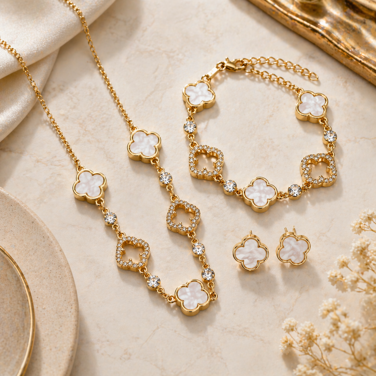 Set Bijuterii Luxury „Élise Clover” – Eleganță Aurie cu Accente Sidefate