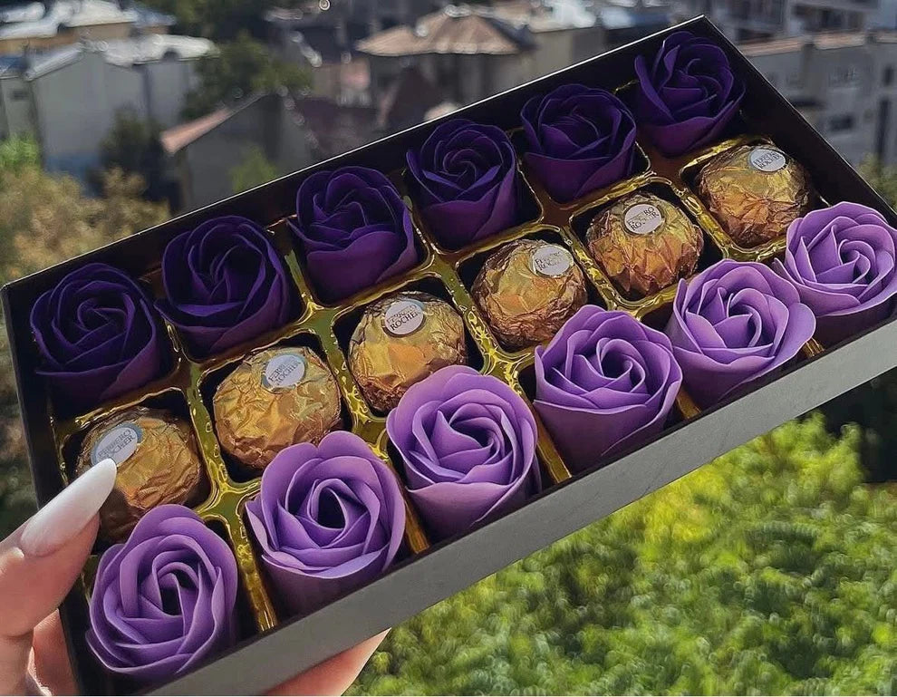 Cutie Cadou Lux cu Trandafiri Mov și Praline Ferrero Rocher